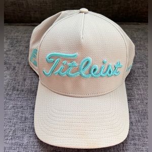 Almost new Titleist cap. FlexFit L-XL